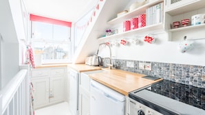 Full-size fridge, microwave, dishwasher, cookware/dishes/utensils - 3a Sea View Place Overlooks Crystal Clear Waters and Bamaluz Beach. Sea Front and Stunning! Within Walking Distance of Heart of St Ives. Free Wifi (St Ives)