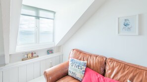 TV, DVD player - 3a Sea View Place Overlooks Crystal Clear Waters and Bamaluz Beach. Sea Front and Stunning! Within Walking Distance of Heart of St Ives. Free Wifi (St Ives)