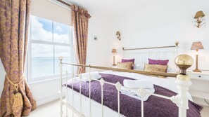 Desk, iron/ironing board, free WiFi - 3a Sea View Place Overlooks Crystal Clear Waters and Bamaluz Beach. Sea Front and Stunning! Within Walking Distance of Heart of St Ives. Free Wifi (St Ives)