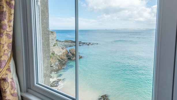 View from room - 3a Sea View Place Overlooks Crystal Clear Waters and Bamaluz Beach. Sea Front and Stunning! Within Walking Distance of Heart of St Ives. Free Wifi (St Ives)