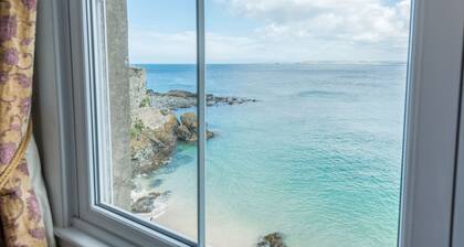 3a Sea View Place Overlooks Crystal Clear Waters and Bamaluz Beach. Sea Front and Stunning! Within Walking Distance of Heart of St Ives. Free Wifi