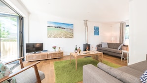 TV - Pencroft, a Spacious House With Garden, Free Parking for 2 Cars. Walking Distance to Beach and St Ives. Local Restaurants Very Nearby. Free Wifi (St Ives)