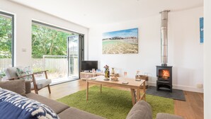 TV - Pencroft, a Spacious House With Garden, Free Parking for 2 Cars. Walking Distance to Beach and St Ives. Local Restaurants Very Nearby. Free Wifi (St Ives)