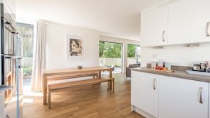 In-room dining - Pencroft, a Spacious House With Garden, Free Parking for 2 Cars. Walking Distance to Beach and St Ives. Local Restaurants Very Nearby. Free Wifi (St Ives)