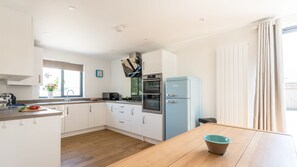 Großer Kühlschrank, Mikrowelle, Geschirrspüler, Espressomaschine