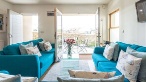 TV, DVD player, books - Zennor, Well-equipped and Super Comfortable. Private Balcony. Close to Tate Gallery St Ives, Restaurants, Beaches and Shops. Free Parking. Free Wifi/ (St Ives)
