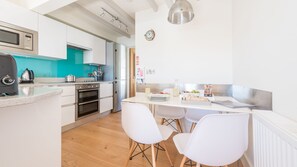 Full-sized fridge, microwave, dishwasher, cookware/dishes/utensils