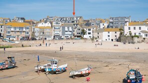 On the beach - Sea Fever Spectacular sea Views, Private Sunny Balcony, Free Wifi (St Ives)
