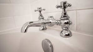 Bathroom shower - Stablerooms 2 (Penzance)