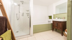Separate tub and shower, free toiletries - Stablerooms 2 (Penzance)