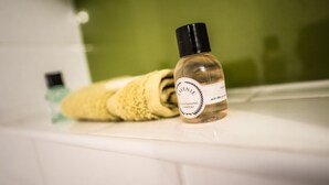 Separate tub and shower, free toiletries - Stablerooms 2 (Penzance)