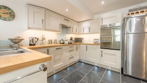 Full-size fridge, microwave, dishwasher, cookware/dishes/utensils