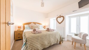 Iron/ironing board, free WiFi - Island Retreat Close to Beaches Plus Shops, Restaurants and Galleries. Garage Parking. Free Wifi (St Ives)