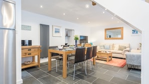 In-room dining - Island Retreat Close to Beaches Plus Shops, Restaurants and Galleries. Garage Parking. Free Wifi (St Ives)