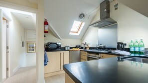 Großer Kühlschrank, Mikrowelle, Geschirrspüler