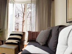 Apartment | Wohnbereich | 42-Zoll-LCD-Fernseher mit Satellitenempfang, Fernseher