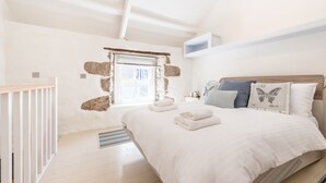 Room - Lantern Loft is a sea Front Cottage in the Heart of St Ives, Very Short Walk to Harbour Front. Free Wifi (St Ives)