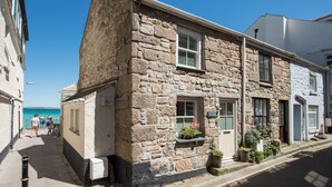 Front of property - Lantern Loft is a sea Front Cottage in the Heart of St Ives, Very Short Walk to Harbour Front. Free Wifi (St Ives)