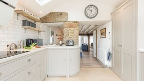 Full-sized fridge, microwave, dishwasher, cookware/dishes/utensils