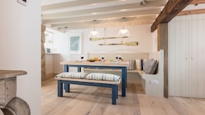 In-room dining - Pendynas, Luxury Home, Heart of St Ives. Beaches, Shops, Restaurants all Very Close. Free Parking for 2 Cars. Free Wifi (St Ives)