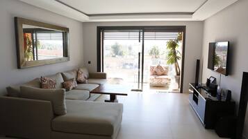 Apartment, Multiple Beds, Accessible, City View | Living room