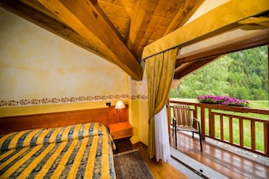 In-room safe, soundproofing, free WiFi, bed sheets