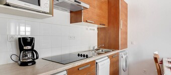 Cozy 2-Bedroom Apartment, Sleeps 6, Central Location, Parking Included