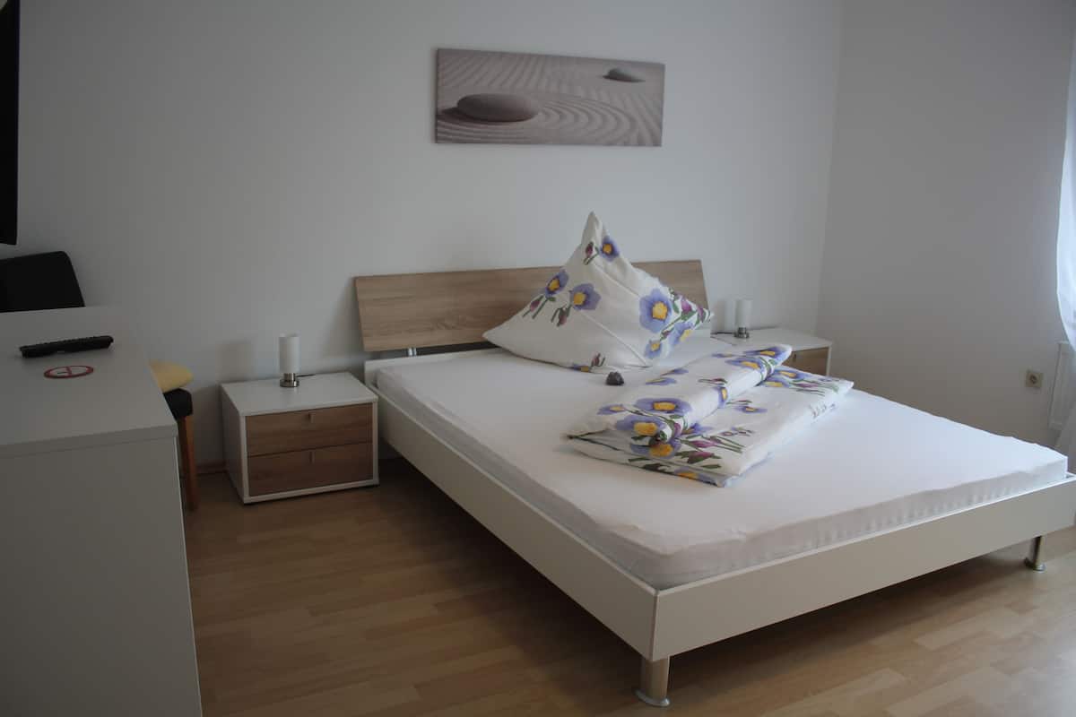 Apartment, 1 Bedroom | Blackout drapes, WiFi (free), bed sheets