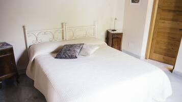 Chambre Double | Bureau, lits bébé (en supplément), lit parapluie, Wi-Fi gratuit