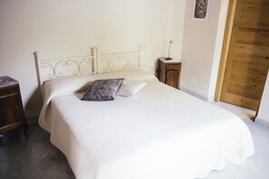 Escritorio, cunas, cuna de viaje y wifi gratis 