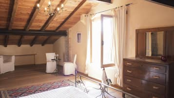 Desk, cribs/infant beds, travel crib, free WiFi