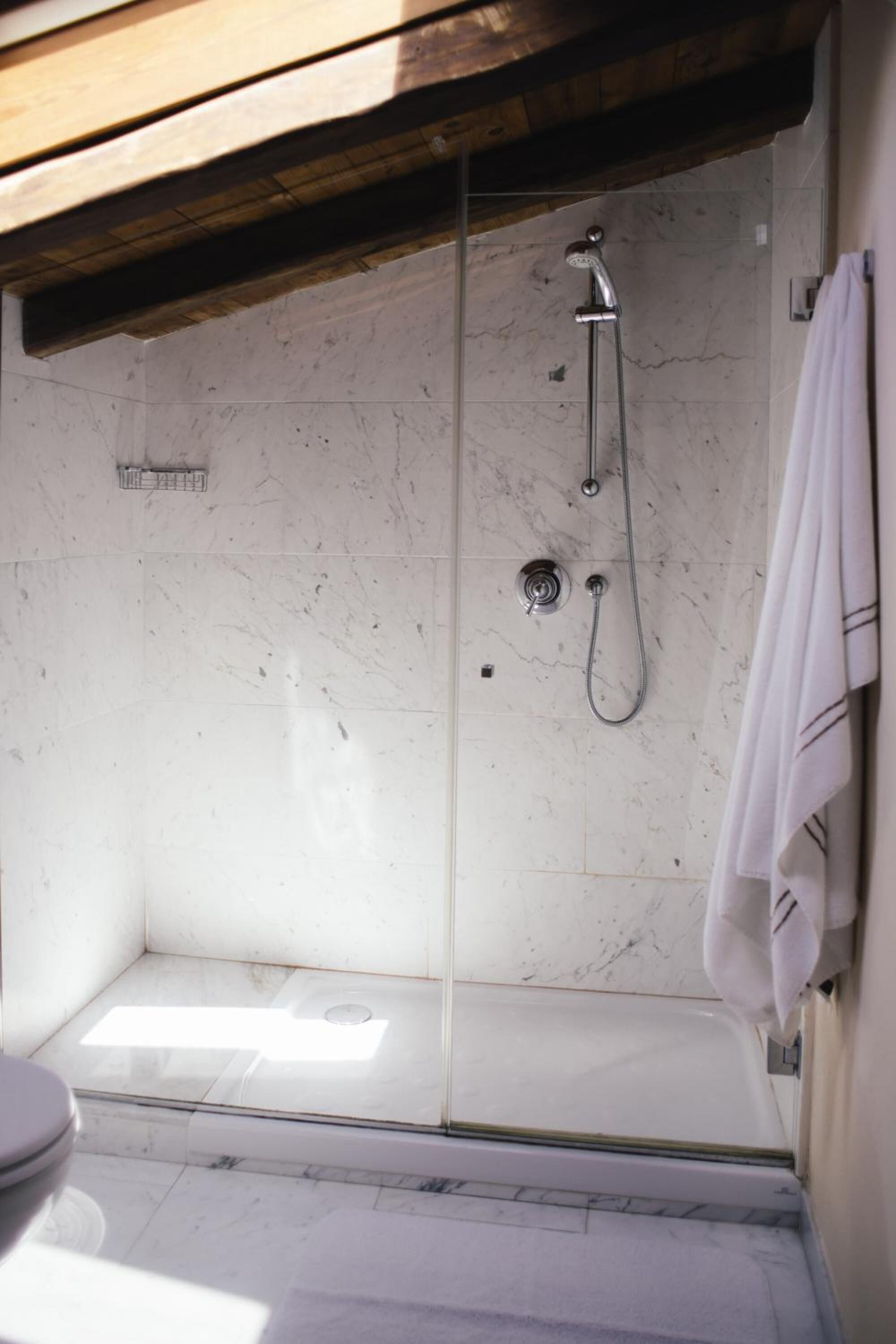 Dusch, regndusch, gratis toalettartiklar och hårtork