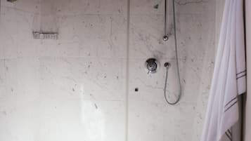 Shower, rainfall showerhead, free toiletries, hair dryer