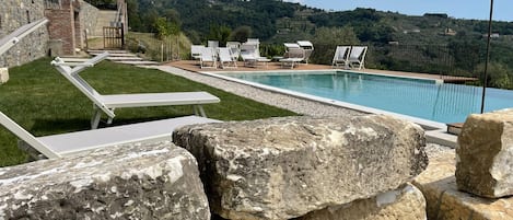 Una piscina al aire libre de temporada