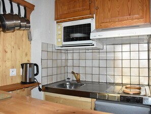 Een koelkast, een vaatwasser, een kinderstoel