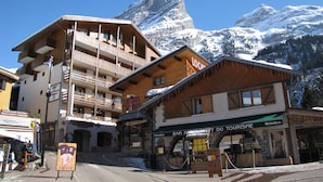 A mountain resort with a bar and restaurant named "BAR Ristorante du Tourisme" and a sign for "Heineken" beer. - Cozy studio near shops, south balcony (Pralognan-la-Vanoise)