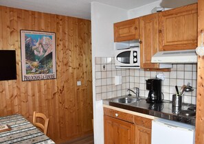 Kühlschrank, Mikrowelle, Wasserkocher mit Kaffee-/Teezubehör, Toaster