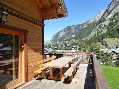 Luxury chalet for 10 people, near slopes, private parking