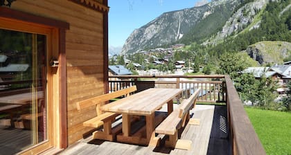 Luxury chalet for 10 people, near slopes, private parking