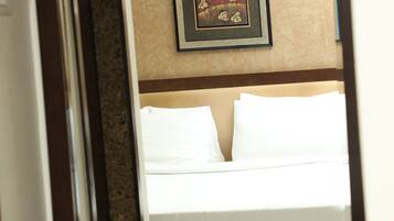 Deluxe Double Room | In-room safe, soundproofing, iron/ironing board, rollaway beds