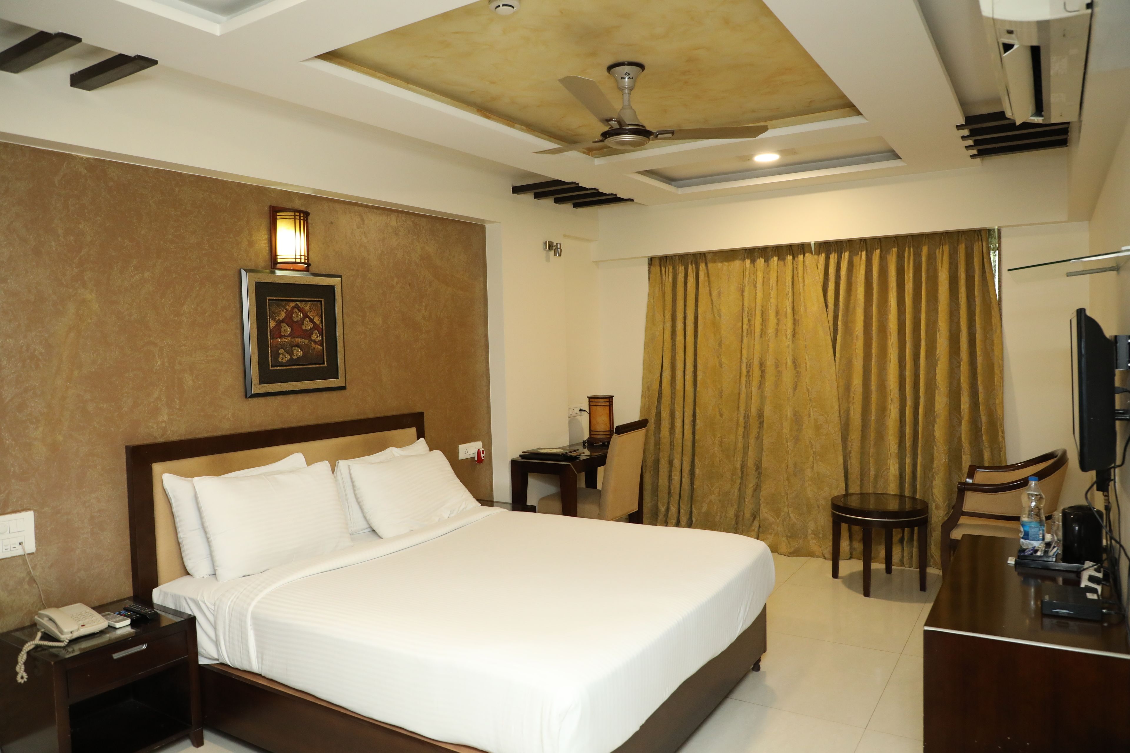Deluxe Double Room | In-room safe, soundproofing, iron/ironing board, rollaway beds