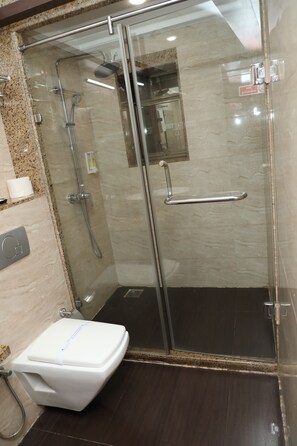 Premium-Doppelzimmer | Badezimmer | Hausschuhe, Handtücher