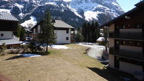 A mountain resort with snow-covered peaks in the background, wooden buildings with balconies, and a clear sky. - Comfortable T3 with large balcony - Pets allowed (Pralognan-la-Vanoise)