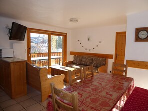 TV - Cozy & Spacious Chalet, Large Terrace, Sleeps 8 (Champagny-en-Vanoise)