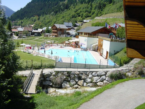 Cozy & Spacious Chalet, Large Terrace, Sleeps 8