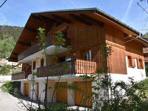 Exterior - Cozy & Spacious Chalet, Large Terrace, Sleeps 8 (Champagny-en-Vanoise)