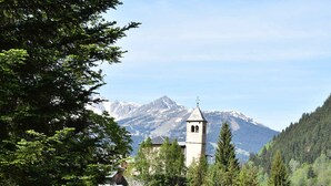 Un village de montagne avec une église et des immeubles d’habitation.