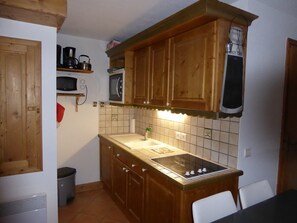 Réfrigérateur, micro-ondes, lave-vaisselle, cafetière/bouilloire