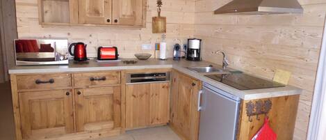 ثلاجة، ميكروويف، غسالة أطباق، ماكينة لصنع القهوة/الشاي