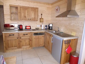 Jääkaappi, mikroaaltouuni, astianpesukone, kahvin-/teenkeitin